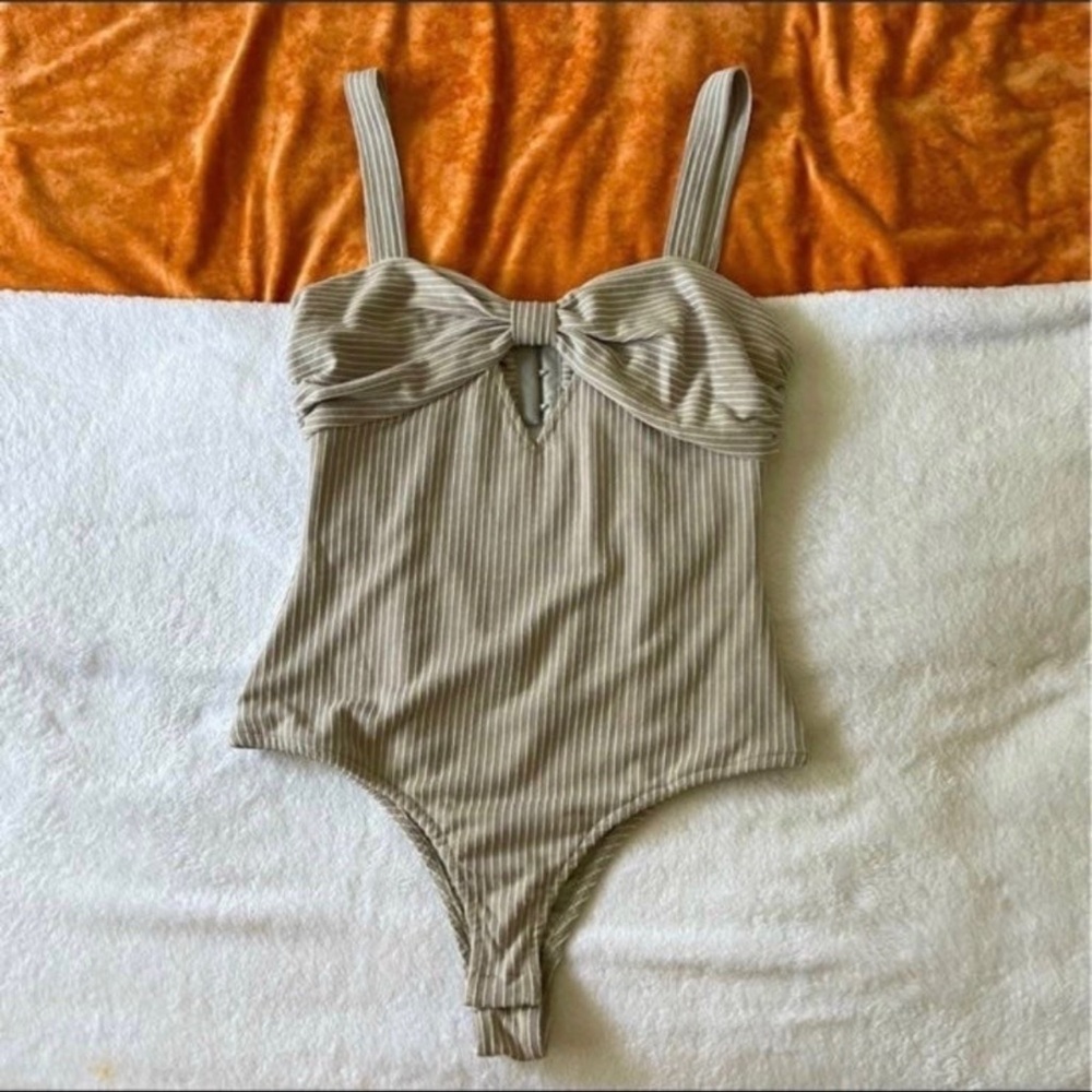 SKYLAR ROSE pinstripes bodysuitt